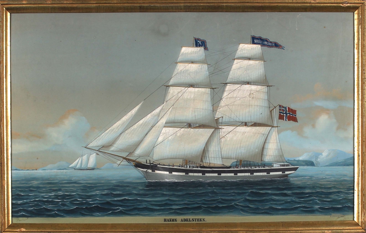 Skipsportrett av briggen HAKON ADELSTEEN med full seilføring  med unionsflagg (sildesalaten) i akter. Fører kjenningsmerke i formast samt vimpel med skipets navn i stormasten. Ser kystlandskap i bakgrunn og annet seilfartøy.