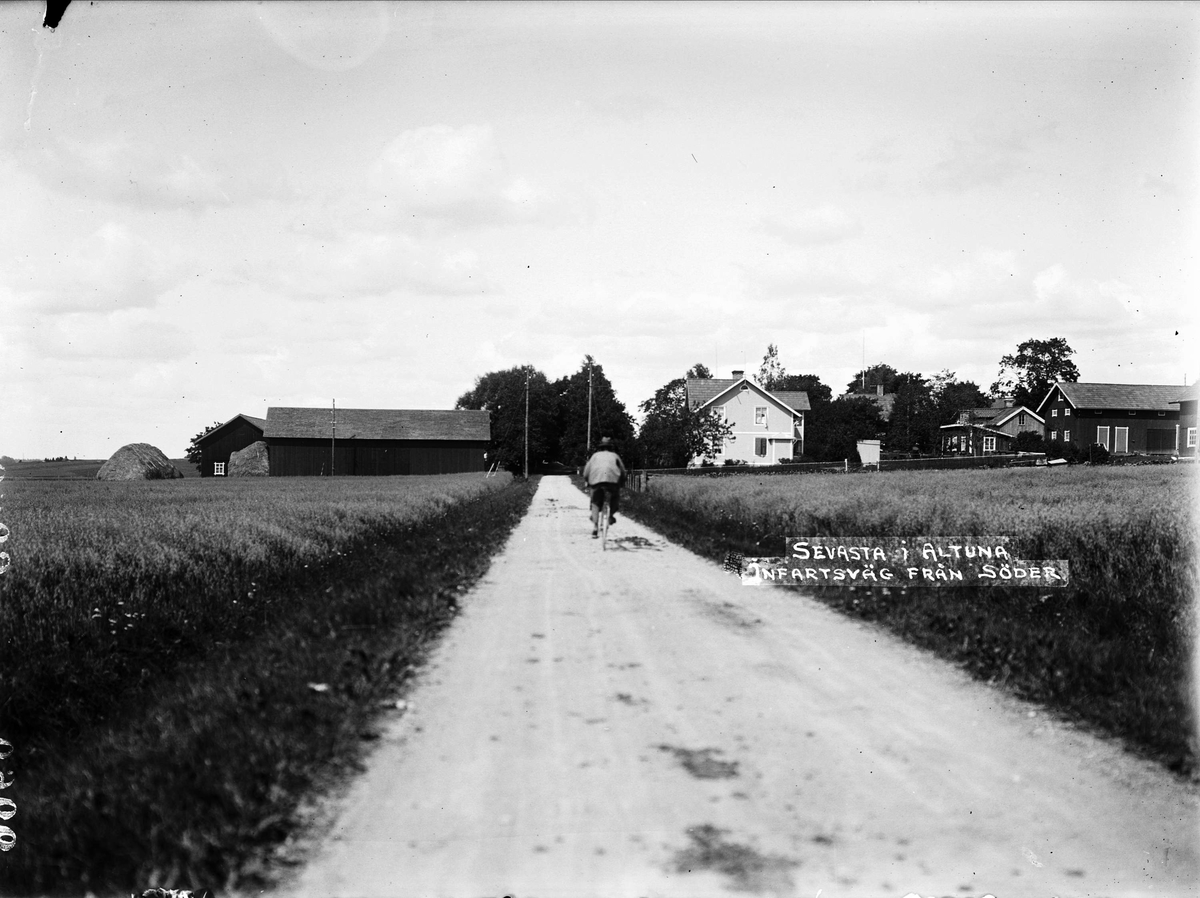 "Infartsvägen till Sevasta från söder med Karl Johanssons gård och Alex Jäderlund", Altuna socken, Uppland 1926