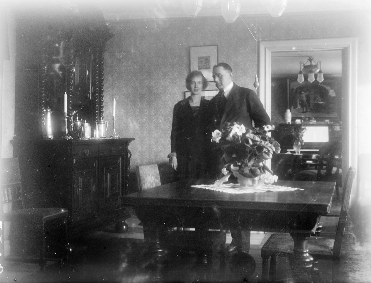 Nils och Elsie Angberg i salen, Revelsta, Altuna socken, Uppland 1927