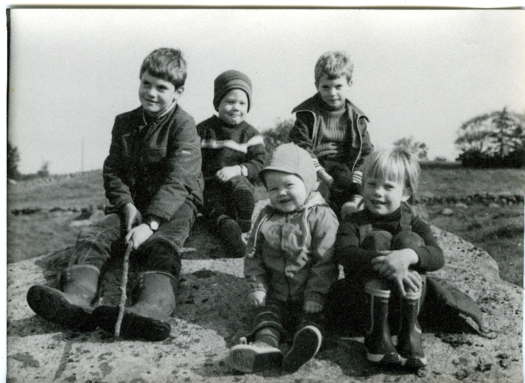 5 søskenbarn på tur i marka. bak f. v. : Torkell Norheim, Omund, Ola Jone. Framme  f. v. sit Anders og Kristine.