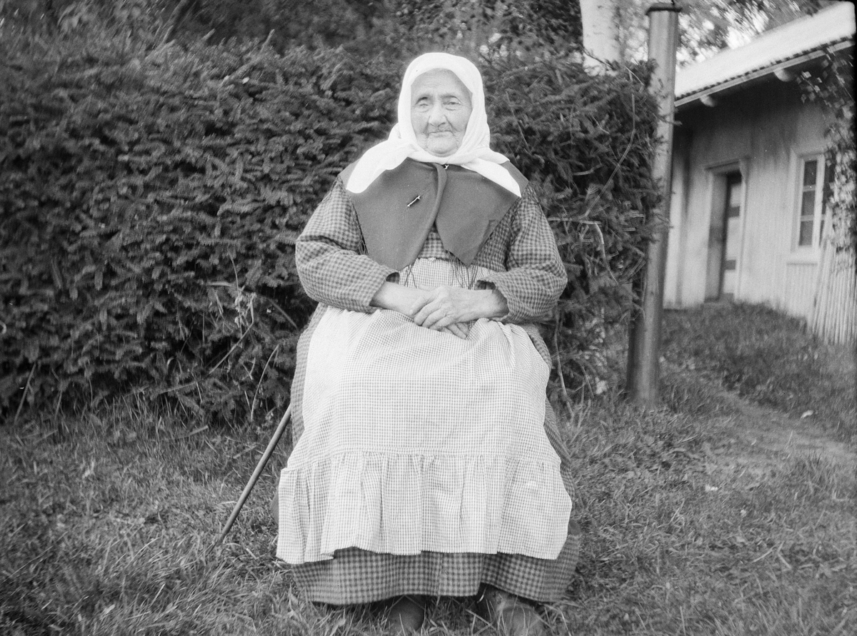 "Vangs eldste innvaaner" 1914. Agnete Eriksdatter Sande (?) f.1818- d. 1917. Portrett.