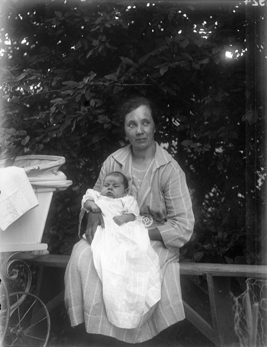 Tora Alinder med sonen Tore i dopklädsel, Sävasta, Altuna socken, Uppland 1924