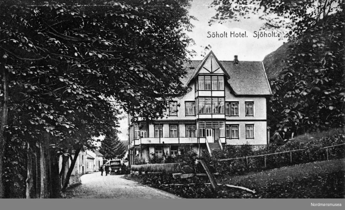 "Söholt Hotel. Sjöholt." Foto fra Sjøholt hotell,på Sjøholt i Ørskog kommune. Fra Paulsen-samlingen, ved Nordmøre museums fotosamlinger.