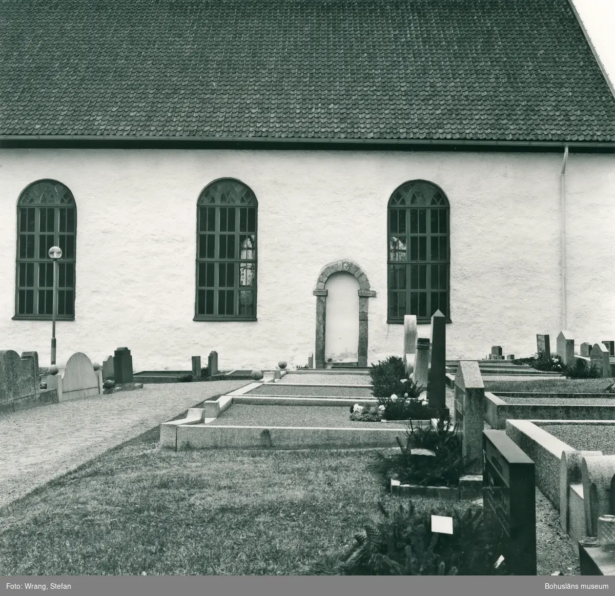 Text till bilden: "Skee kyrka. Norra långväggen".