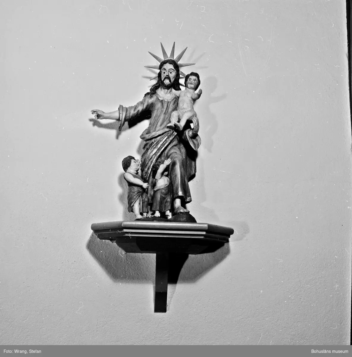 Text till bilden: "Bro kyrka. Dopskulptur, troligen av Marcus Jäger 1697".