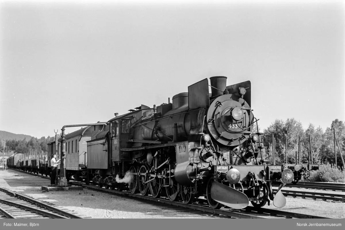 Godstog fra Elverum til Kongsvinger på Flisa stasjon. Toget trekkes av damplokomotiv type 26c nr. 433.
