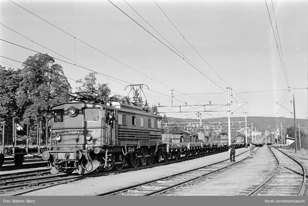 Elektrisk lokomotiv type El 5 nr. 2053 med godstog på Kongsvinger stasjon.