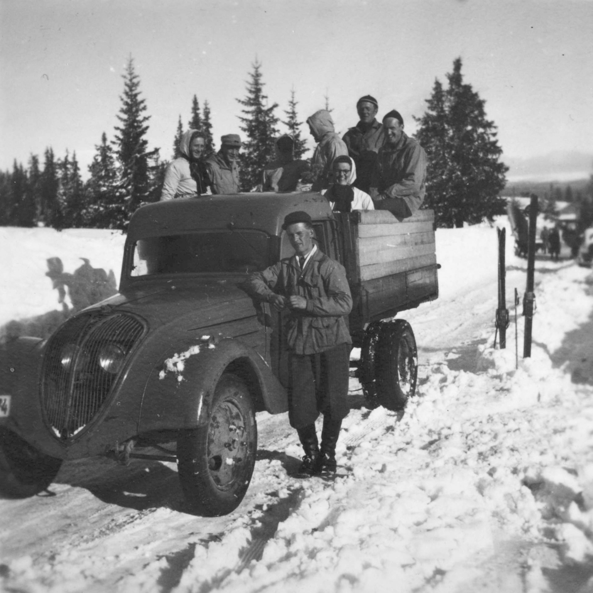 Peugeot lastebil 1950 modell, påsketur 1957. Påsketurister på vei hjem fra Bjønnåsen. Sjåfør og eier av lastebilen Johannes Kvernvolden.