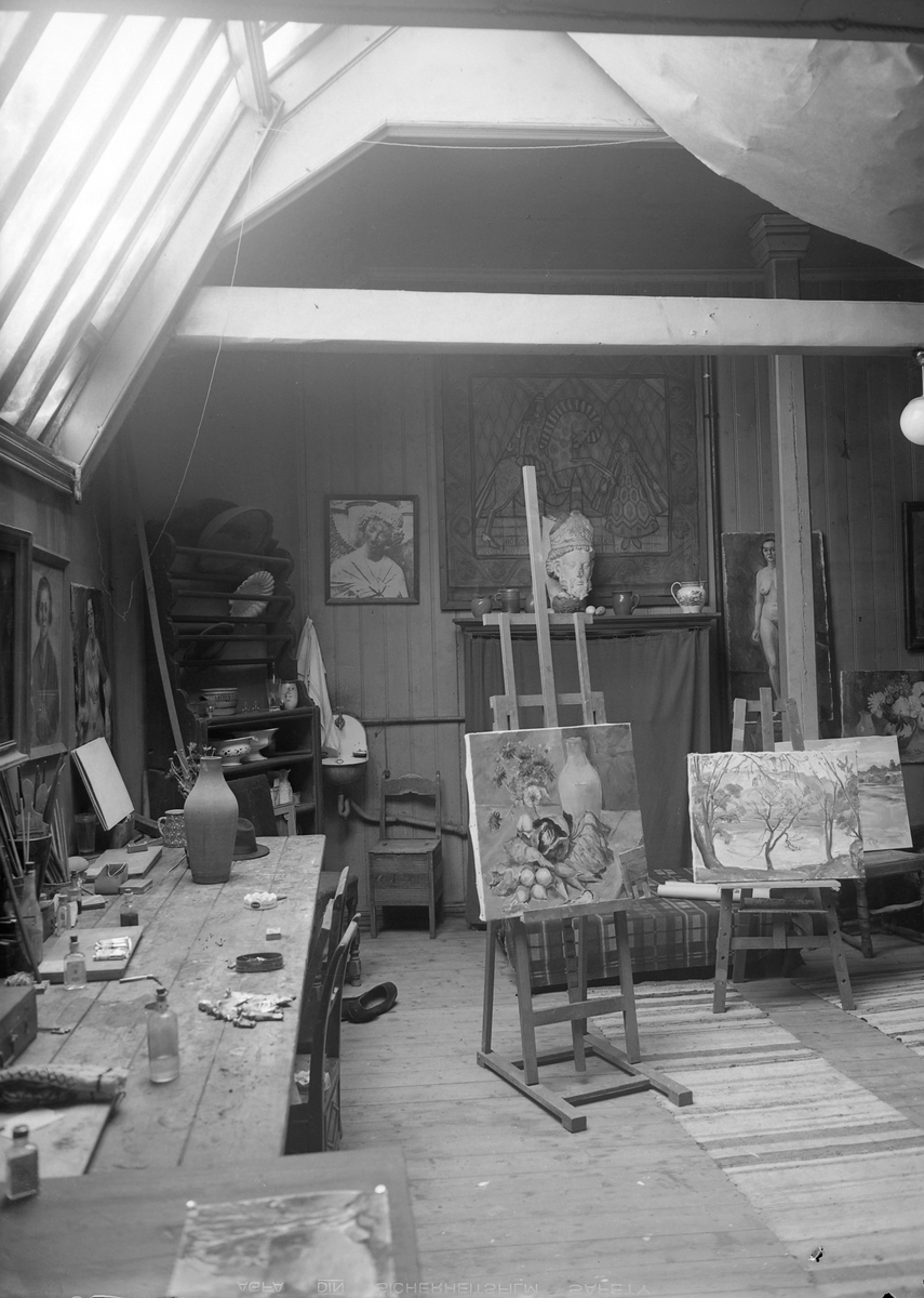 Kunstmaler Gustav Undersaker i sitt atelier