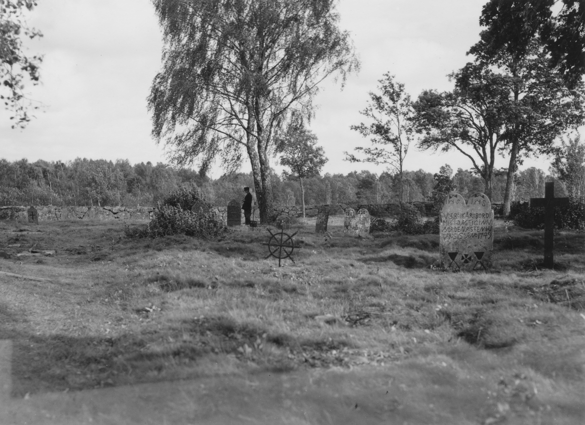 Platsen med gravstenar där Hångers gamla kyrka låg.