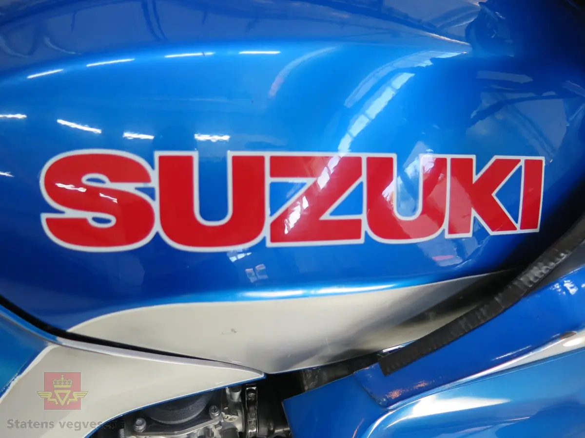 Suzuki GSX 750ES. 2 hjuls motorsykkel med bakhjulstrekk (kjededrift). Motorsykkel har en tverrstilt bensindrevet 4-sylindret 4-takts DOHC motor med et sylindervolum på 747 kubikkcentimeter og en effekt på 84 hk. Motoren har 4 Mikuni  32 mm forgassere og 4 ventiler per sylinder. Understellsnummeret er GR72A102709. Kilometerstand 32474 km.