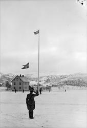 Norsk flagg fires og tysk flagg heises over Hysnes fort