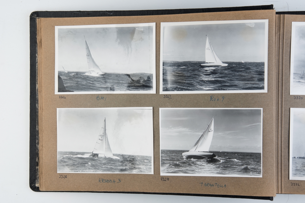 Album med fotografier av seilbåter fra regattaer i 1954-1956.