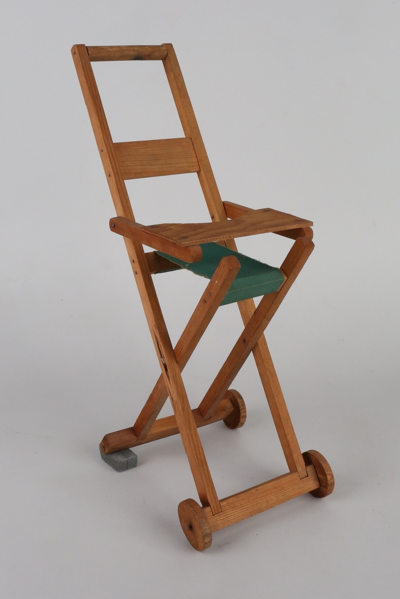 Sammenleggbar høy barnestol på hjul, til dukke. Sete av tekstil og klappbord foran.