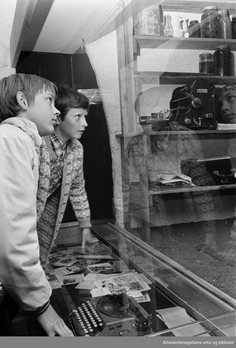 Oslo: Akershus Festning. Hjemmefrontmuseet. Interiør..Klaus Jacob Schive og Dag Christian Bjørnland studerer redaksjonen for en illegal avis. Mai 1972