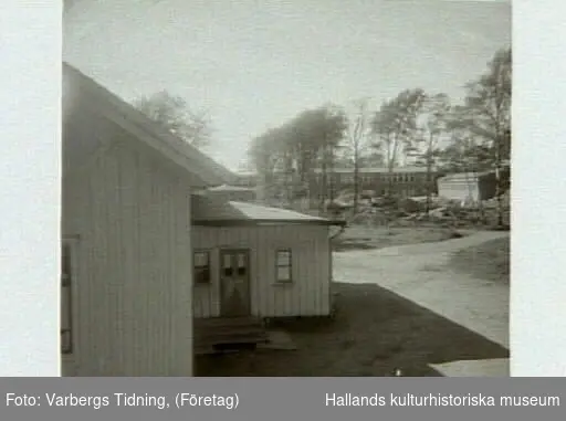 Skola. Gamla skolhuset i Bläshammar intill det nya. Artikel i samband med bilden publicerad i Varbergs Tidning 1962-06-04.