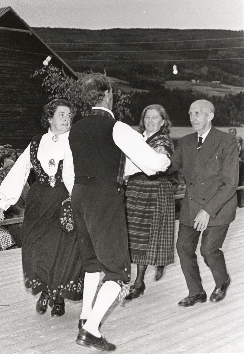 Dans i amfiet på Valdres folkemuseum. Jørn Hilme-stevnet 1974.