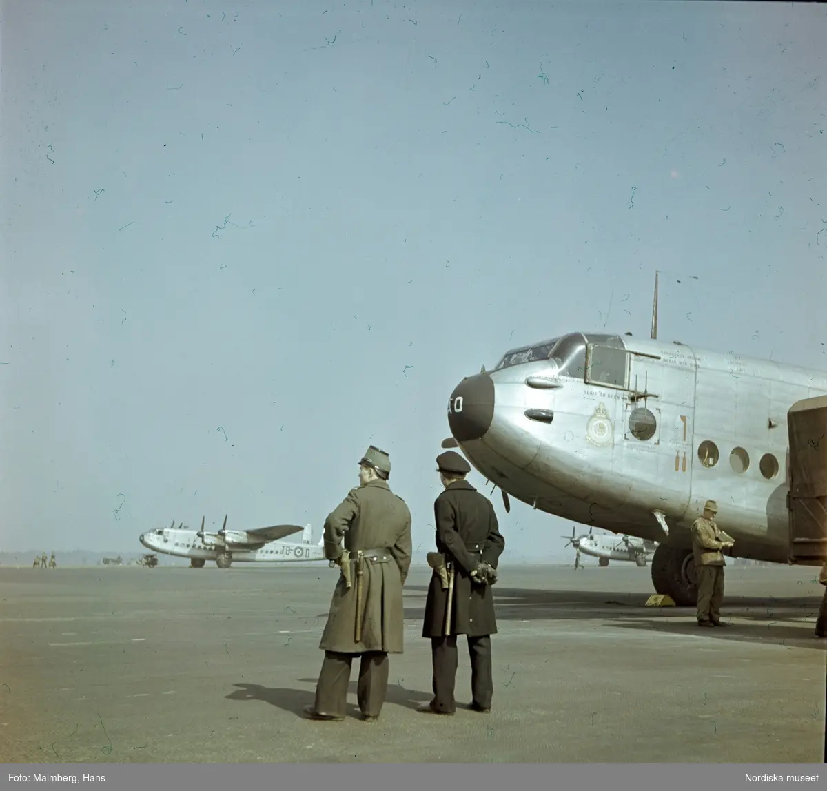 Berlinblockaden. Brittiska transportflygplan av typen Avro York bevakas av poliser på ett flygfält.