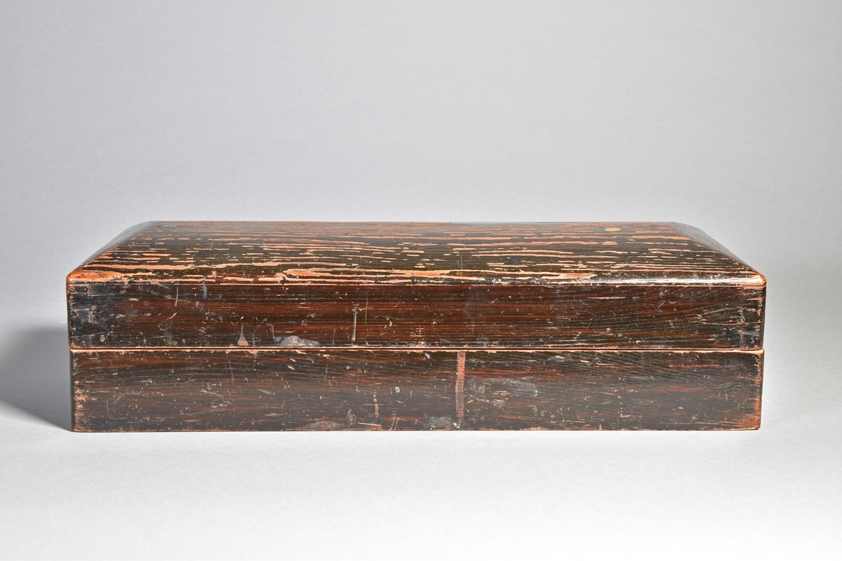 Viktsats i låda av svartmålat trä med vikterna infällda i tungt block av trä.
Sammanlagt 19 vikter av järn och mässing, med justerarstämplar mellan 1817 och 1858, många med justerarinitialer CW. Tre äldre vikter av järn med oläslig inskrift på ovansidan, en med årtal 1739. I blocket även en sked av mässing.