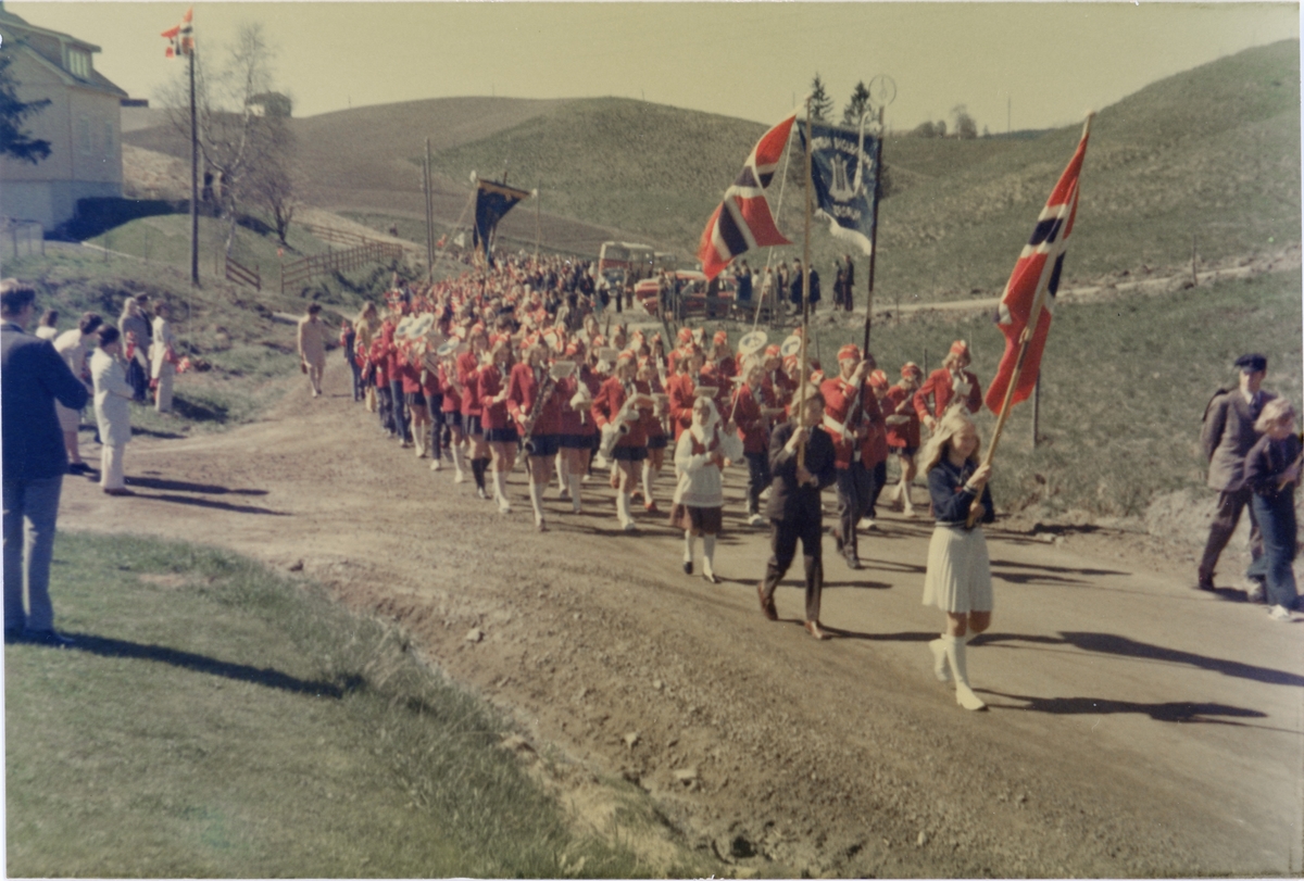 17. maitog utenfor Solheimsfeltet i Olstadalen på vei mot kirken. 1973.