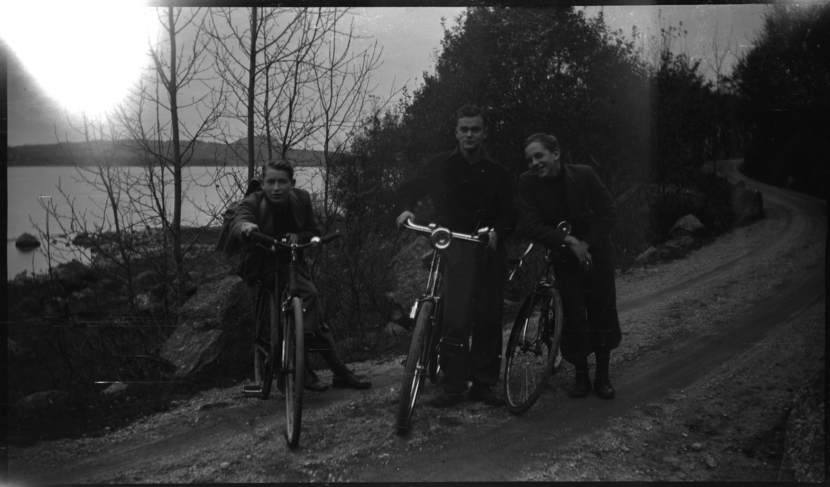 Henning Steira, Søren Sviland og Tor Thorsen på sykkel og fjelltur til Dalsnuten i Sandnes kommune. Det er bilde av guttene på toppen, på sykkel og fra pauser underveis.