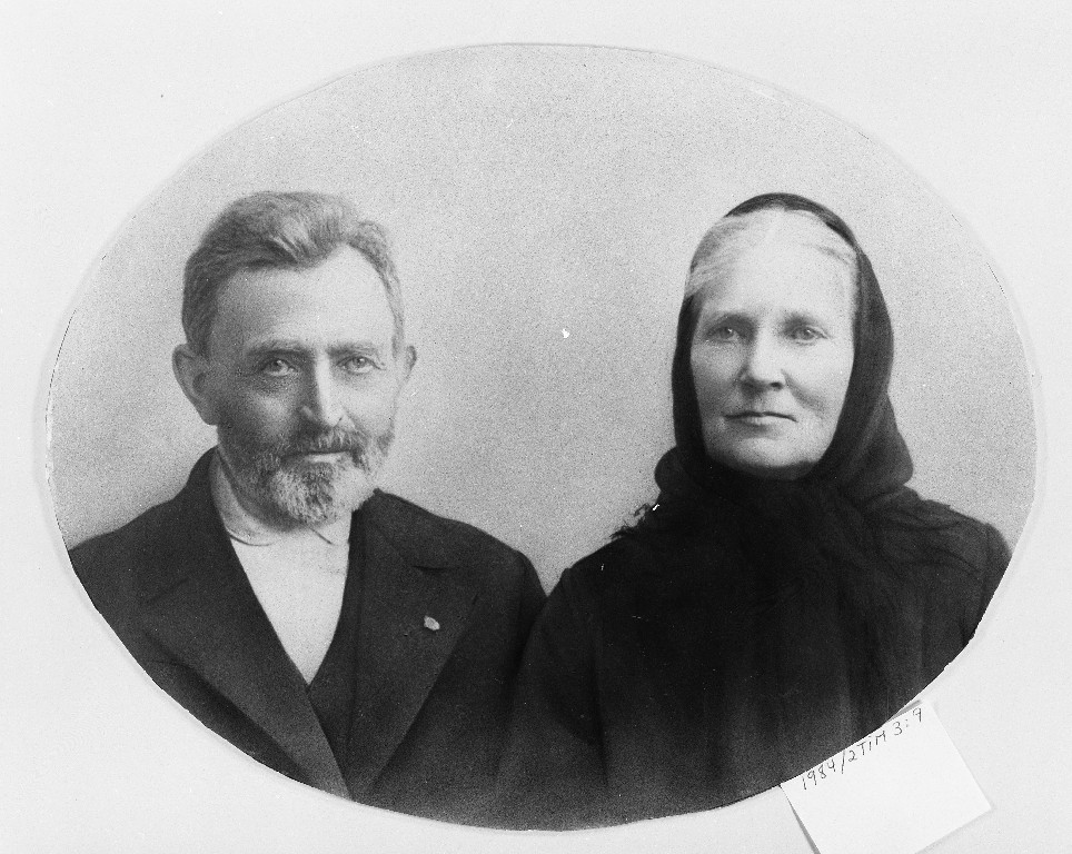 Jon O. Taksdal f. 1849. Kom til Eikeland i 1893. I 1876 vart han gift med Inger Olsdtr. Risa, f. 1853.