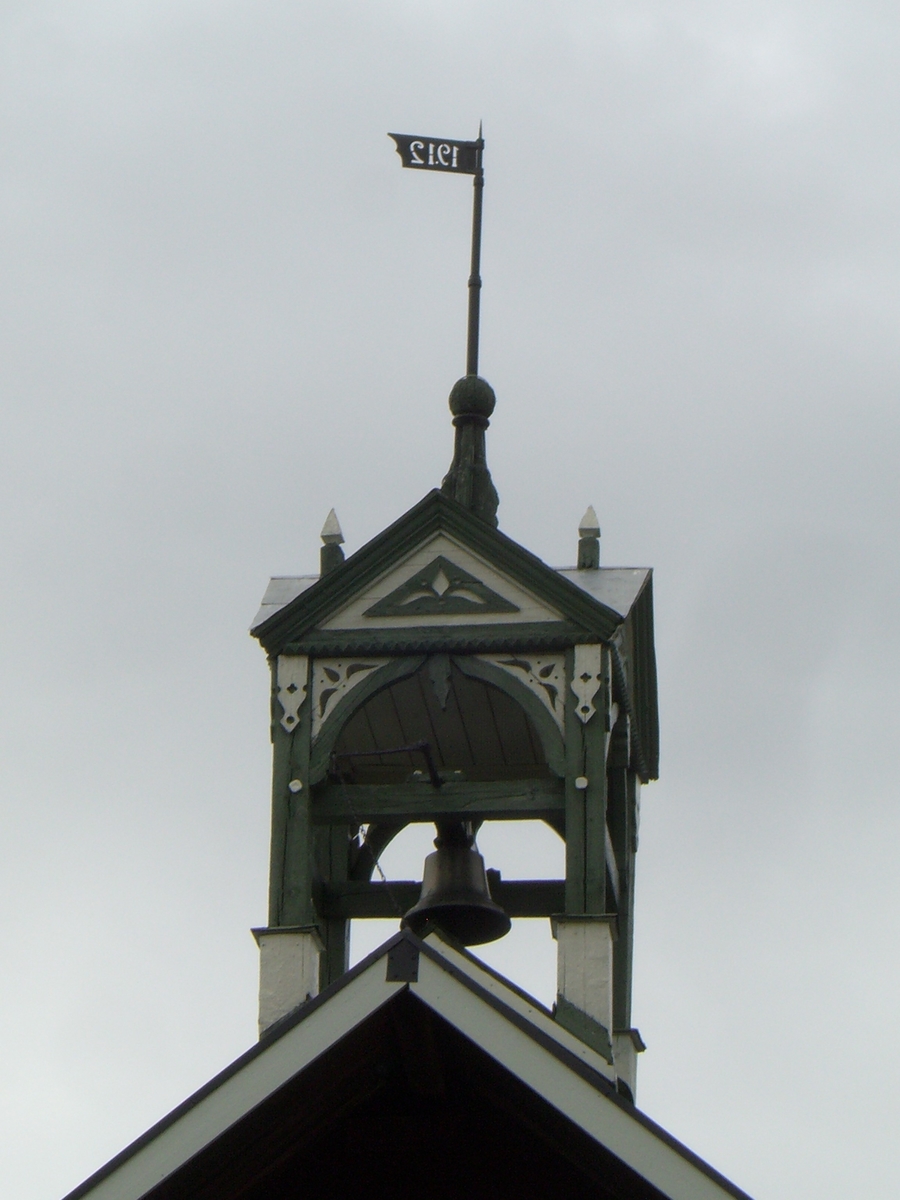 Klokketårnet på Rømmen store (Vestre Rømma, Raumvin) har kryssformet saltak (lanterneform) og trekk fra både sveitserstil og empirestil. Klokketårnet er plassert på låven.