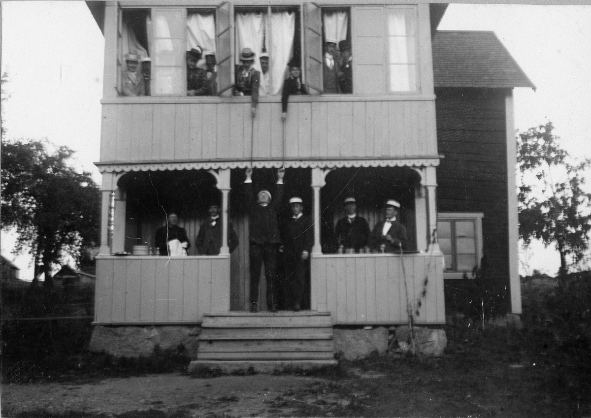 Kvinnor och män, troligen Harald Falk längst till höger på veranda, Uppsala, omkring 1900