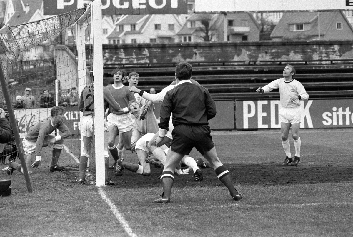 Strømsgodset spiller fotballkamp på Brann stadion i Bergen, mai 1971. Strømsgodset i lyse drakter. Ukjente spillere.
