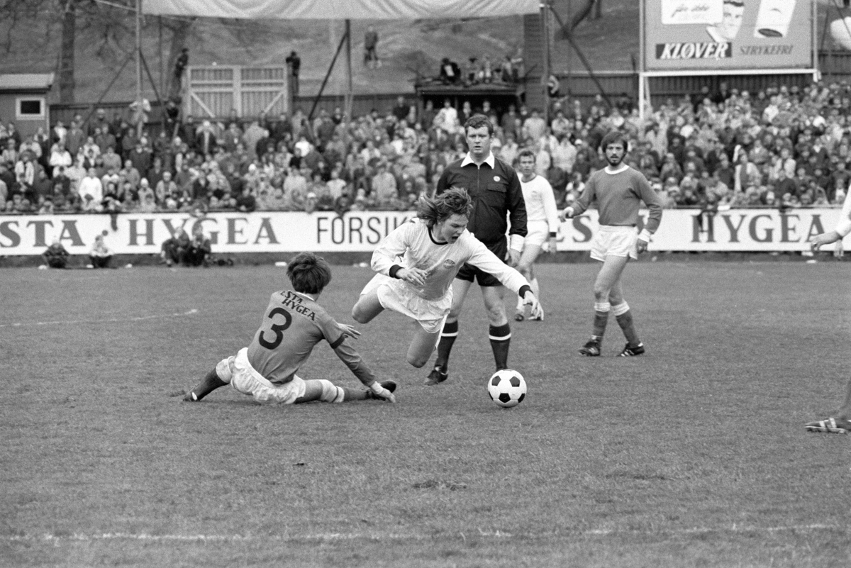 Strømsgodset spiller fotballkamp på Brann stadion i Bergen, mai 1971. Strømsgodset i lyse drakter. Tor Henriksen (Strømsgodset) svever i midten.