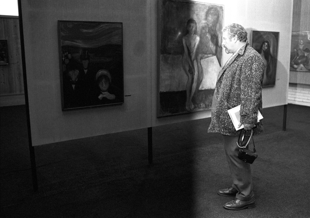 Skuespiller og regissør Peter Ustinov besøker Munch Museet på Tøyen i Oslo. Her betrakter han noen av Munchs malerier.