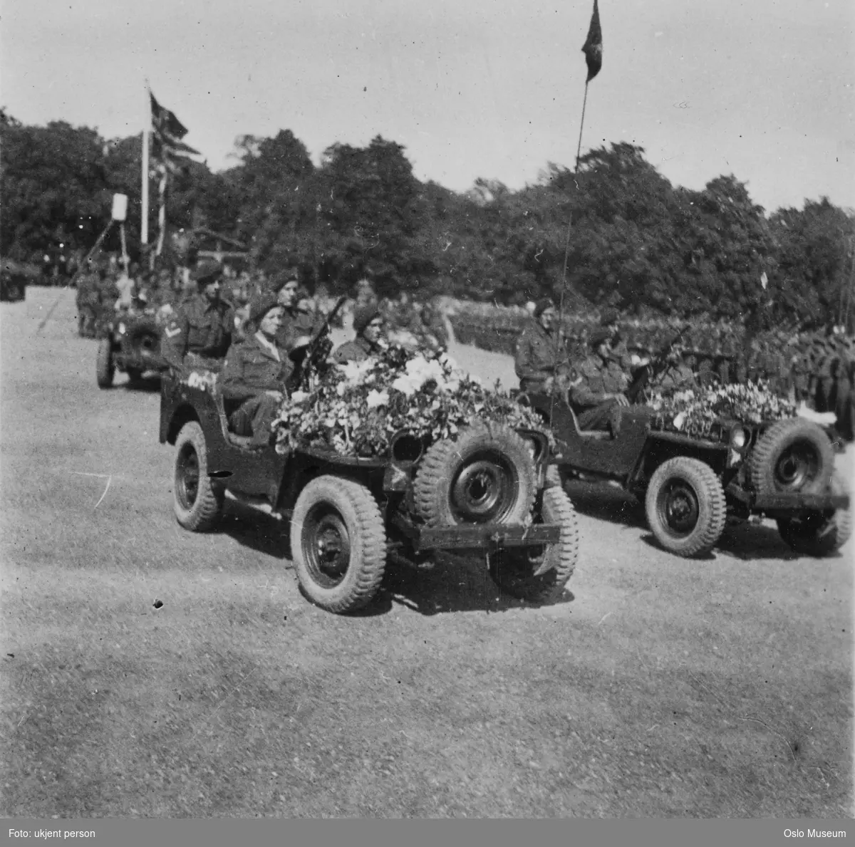 kjøretøyer, Willys Jeep, soldater fra de allierte styrkene, blomster, flagg