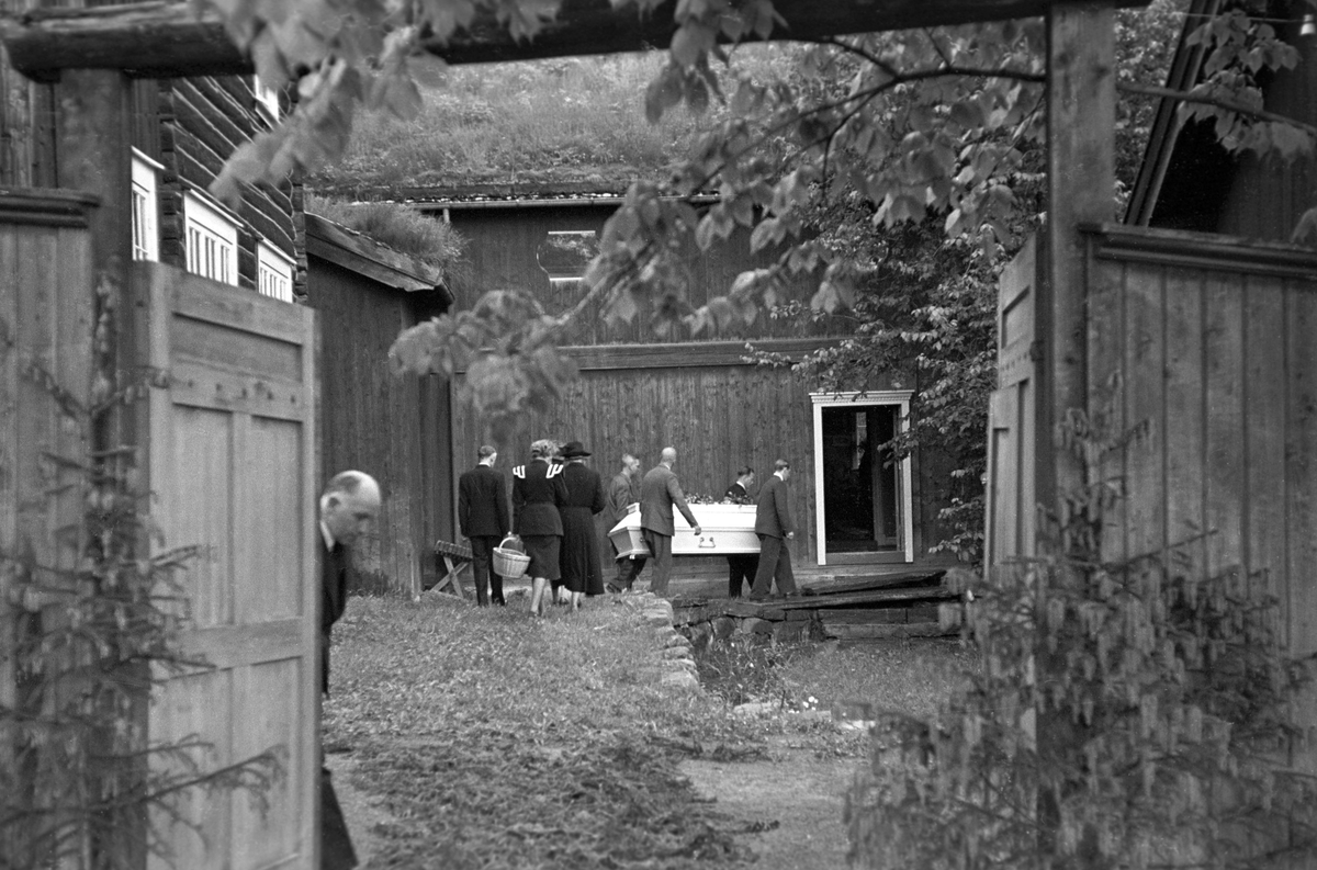 Sigrid Undset er død. Her bæres kisten inn i arbeidsværelset i hennes hjem Bjerkebæk på Lillehammer.