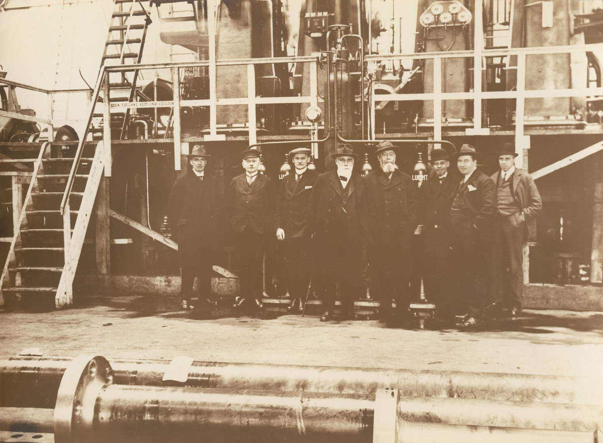 Motiv från Svenska AB NobelDiesel. I mitten Emanuel Nobel. Tekniska