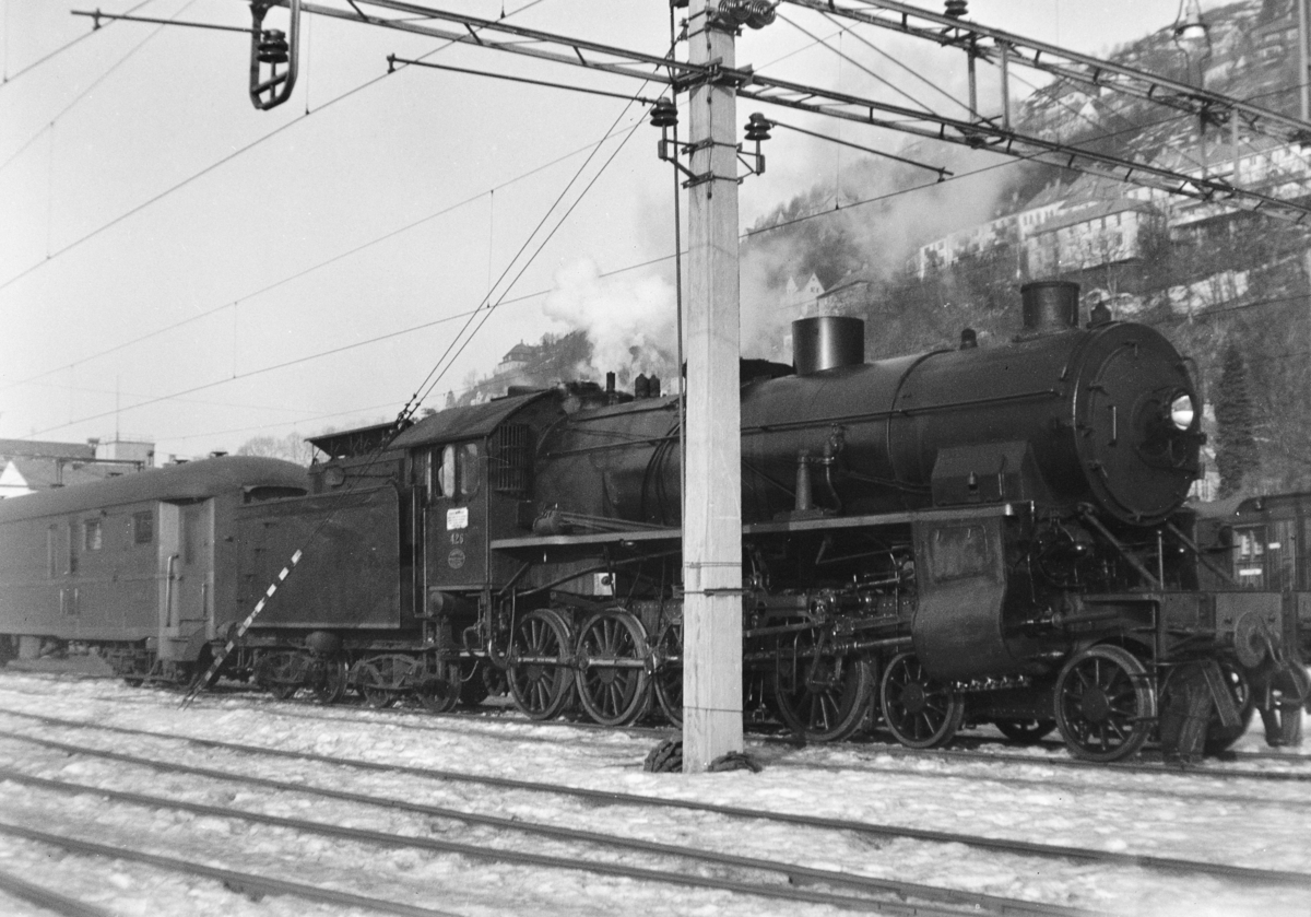 Persontog på Bergen stasjon trukket av damplokomotiv type 31b nr. 426.3a nr. 300.