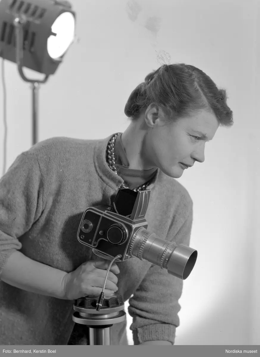 Kerstin Bernhard, självporträtt med kamera