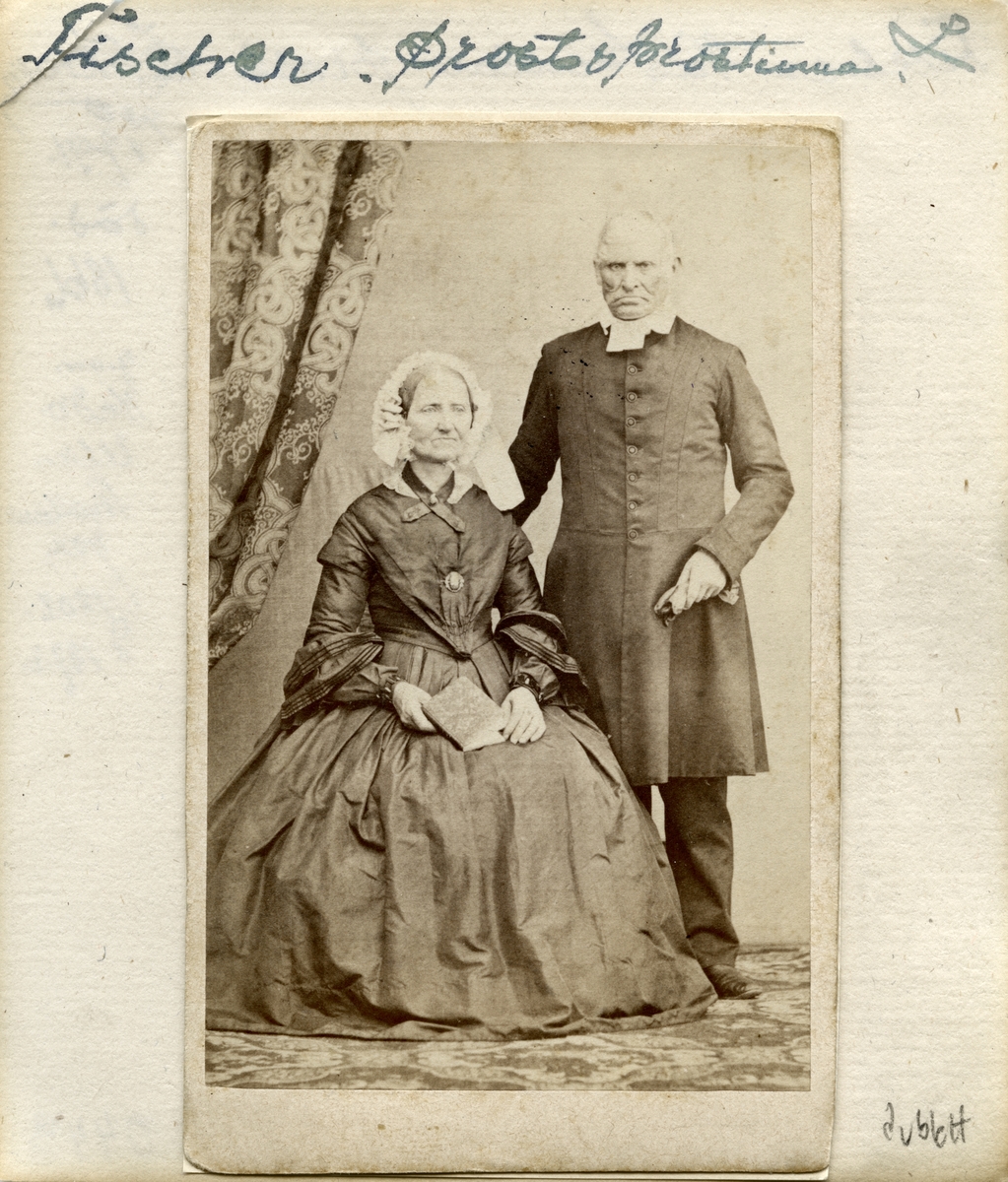 Porträtt av makarna Nils Gustaf Fischer och Hedvig Ulrika Thollander. Han bördig från Lönsås, hon från Landeryd. Nils Gustaf var komminister i Söderköping från 1826 och i Skänninge från 1829. Vidare var paret bosatta i Östra Skrukeby, där Fischer var kyrkoherde från 1854.