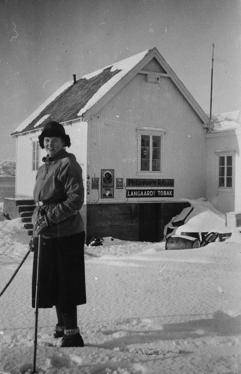 Anna Grønvik på ski foran landhandelen deres i Grønvik, Tranøy. 1945