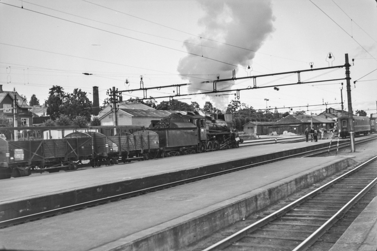 Godstog til Rørosbanen på Hamar stasjon. Toget trekkes av damplokomotiv type 26c nr. 434.