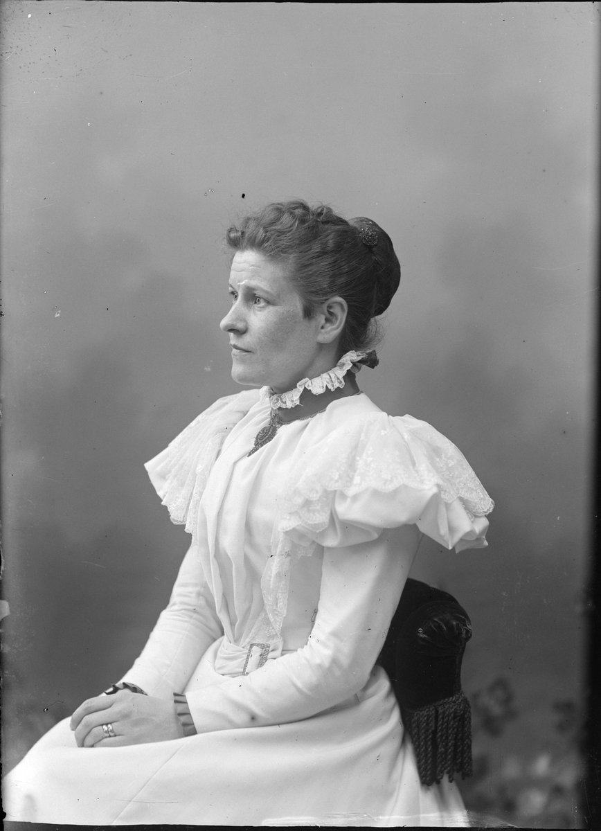Ateljéporträtt - Emma Osti, Uppsala före 1914