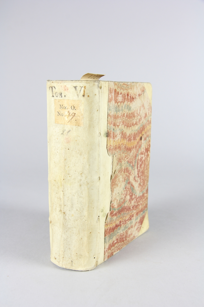 Bok, halvpergamentband "Principes de l´histoire pour 
l´education de la jeunesse", del 6. Pärmar klädda med marmorerat papper, rygg och hörn av pergament. Rödstänkt skuret snitt.