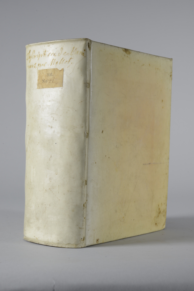 Bok, pergamentband "Description de l´univers", tryckt i Paris 1685. Pergamentband med rött snitt. Illustrationer i koppartryck. Påskrift på ryggen samt påklistrad pappersetikett.