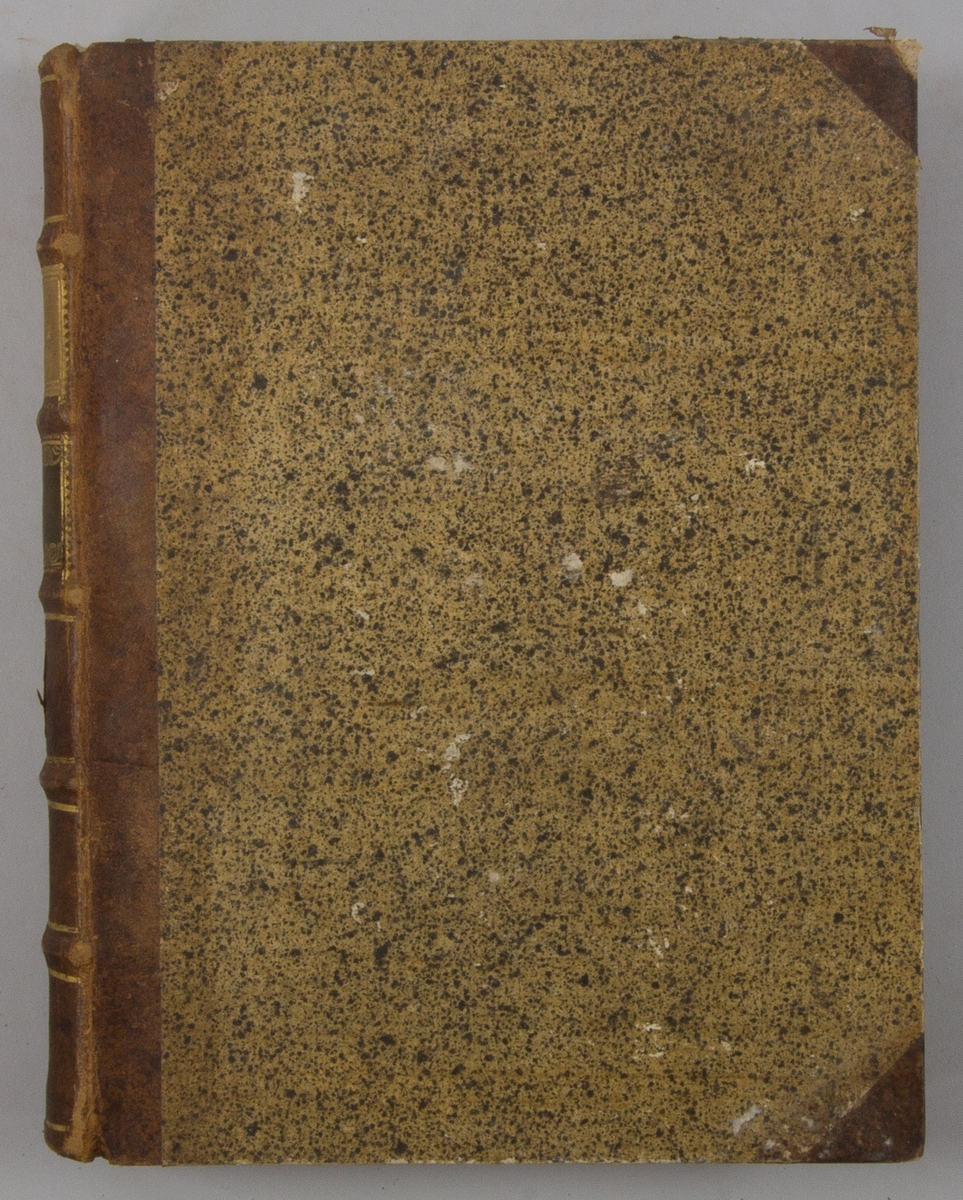 Bok, halvfranskt band "Le grand vocabulaire francois", del I, utgiven i Paris 1767.
Band med pärmar av papp med påklistrat stänkt papper, hörn och rygg av skinn med fem upphöjda bind med guldpräglad dekor, titelfält med blindpressad titel och ett mörkare fält med volymens nummer. Med stänkt snitt. Påklistrade etiketter märkta med bläck "No 2" och "A AIG".