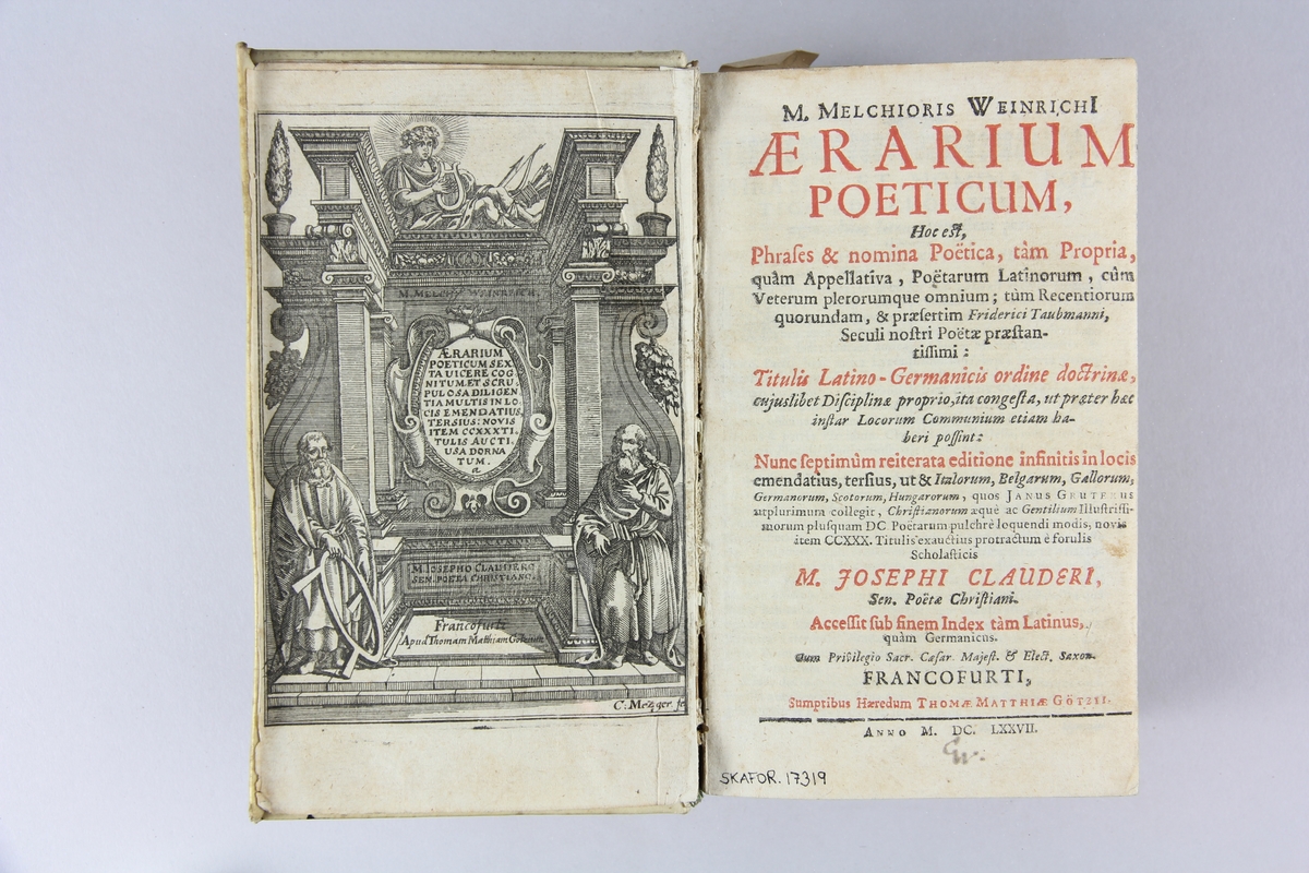 Bok, pergamentband, "Aerarium poeticum". Pärmar av pergament, skuret stänkt snitt. Rygg med titel samt etikett med samlingsnummer.
