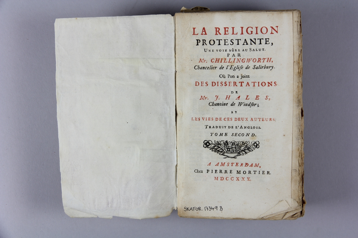 Bok, häftad "La religion protestante", del 2, tryckt 1730 i Amsterdam. Pärmar av marmorerat papper, blekt och skadad rygg med påklistrad etikett med samlingsnummer. Oskuret snitt.