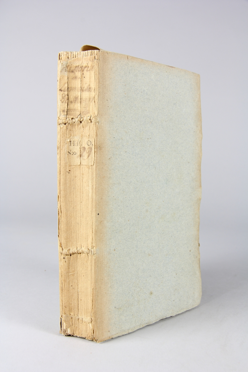 Bok "Histoire de la maison de Stuart sur le trône d'Angleterre", del 2, skriven av Hume, tryckt i London 1751.
Pärmar av gråblått papper ,oskurna snitt. Blekt rygg med etikett med titel och samlingsnummer.