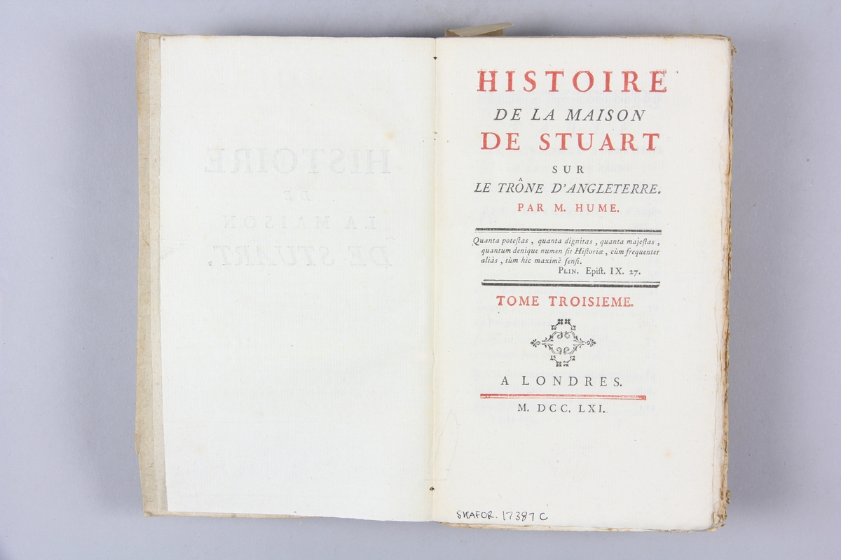 Bok "Histoire de la maison de Stuart sur le trône d'Angleterre", del 3, skriven av Hume, tryckt i London 1751.
Pärmar av gråblått papper, oskurna snitt. Blekt rygg med etikett med titel och samlingsnummer.