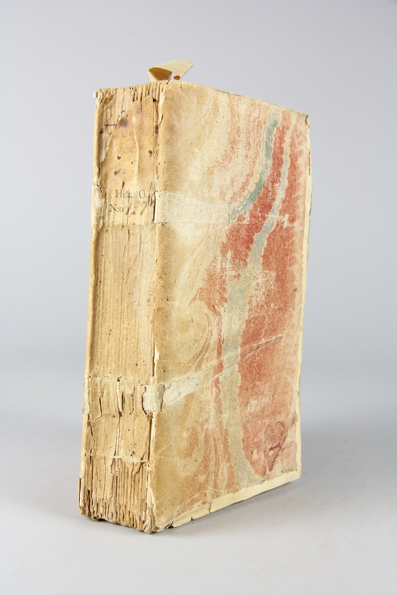 Bok, "Histoire de Suède", del 3, tryckt 1732 i Amsterdam. Pärmar av marmorerat papper, oskuret snitt. Blekt rygg med etikett med volymens titel, oläslig, och samlingsnummer.