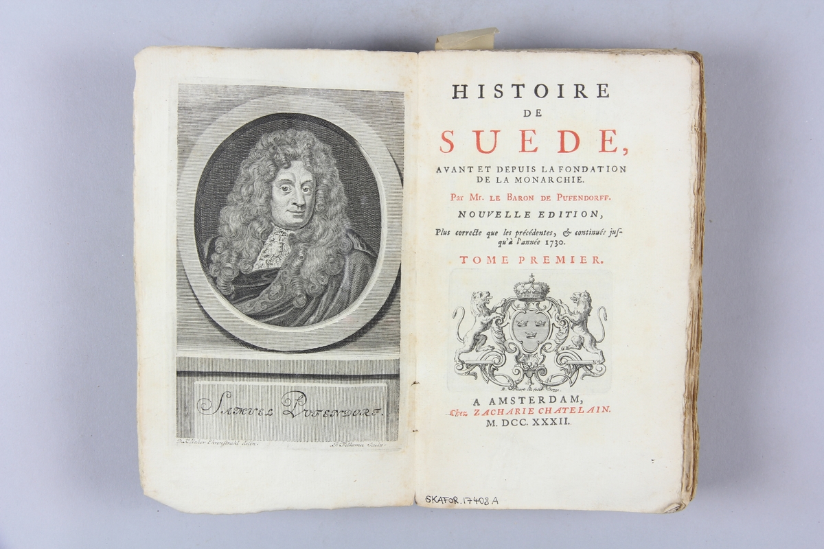 Bok, "Histoire de Suède", del 1, tryckt 1732 i Amsterdam. Pärmar av marmorerat papper, oskuret snitt. Blekt rygg med etikett med volymens titel, oläslig, och samlingsnummer.