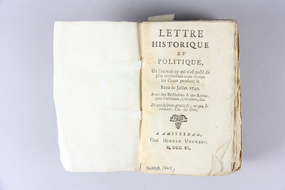 Bok, häftad, "Lettre historique et politique",  del 109, tryckt 1740 i Amsterdam. Pärmar av marmorerat papper, blekt rygg med påklistrade etiketter med titel och samlingsnummer. Oskuret snitt.